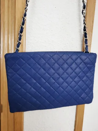 Bolso azul acolchado con cadena