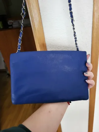Bolso azul acolchado con cadena