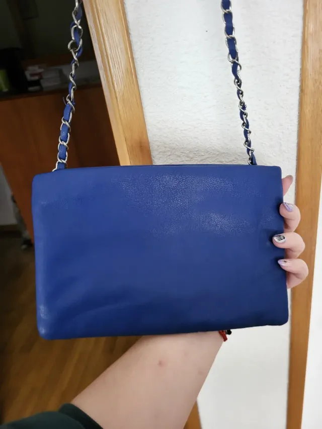 Bolso azul acolchado con cadena