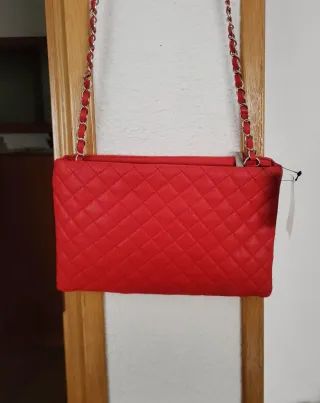 Bolso acolchado rojo con cadena