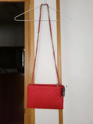 Bolso acolchado rojo con cadena
