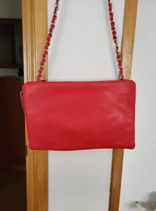 Bolso acolchado rojo con cadena