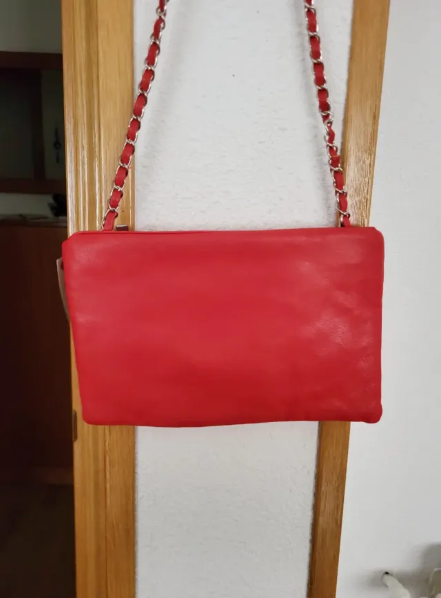 Bolso acolchado rojo con cadena