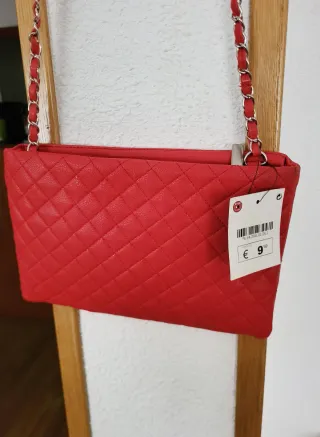 Bolso acolchado rojo con cadena
