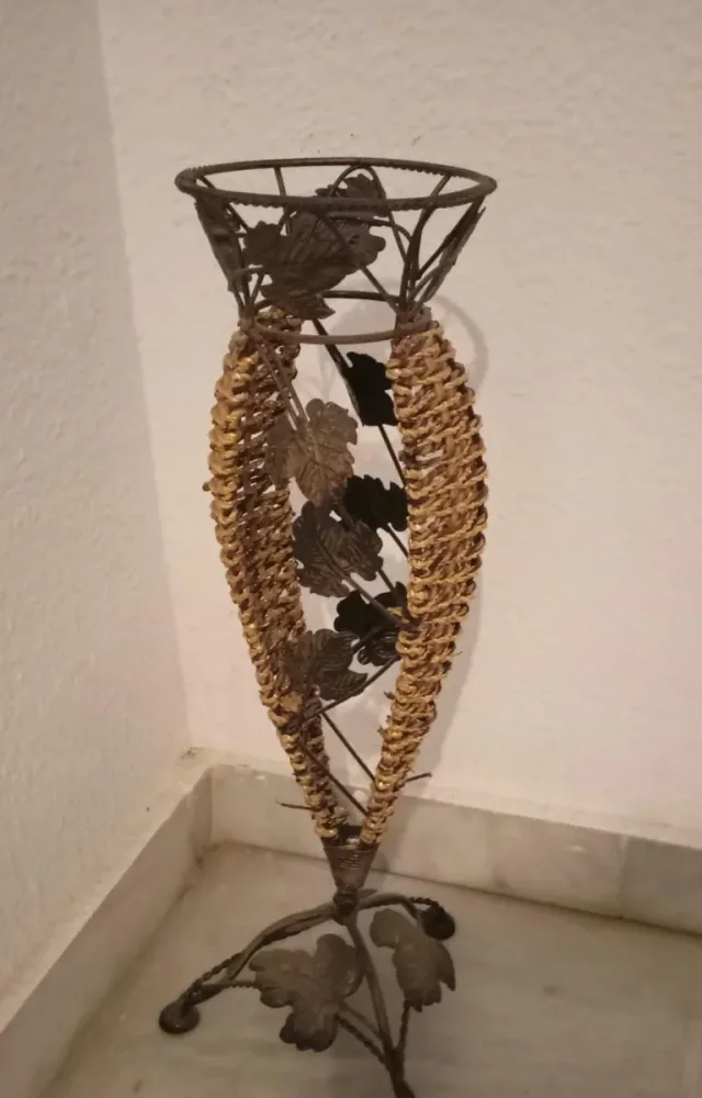 Jarrón decorativo metal y madera