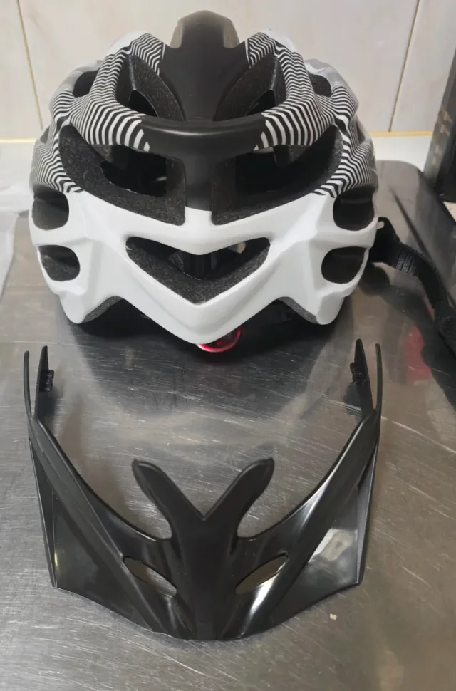 Casco de bicicleta blanco y negro