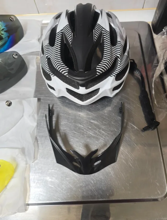 Casco de bicicleta blanco y negro