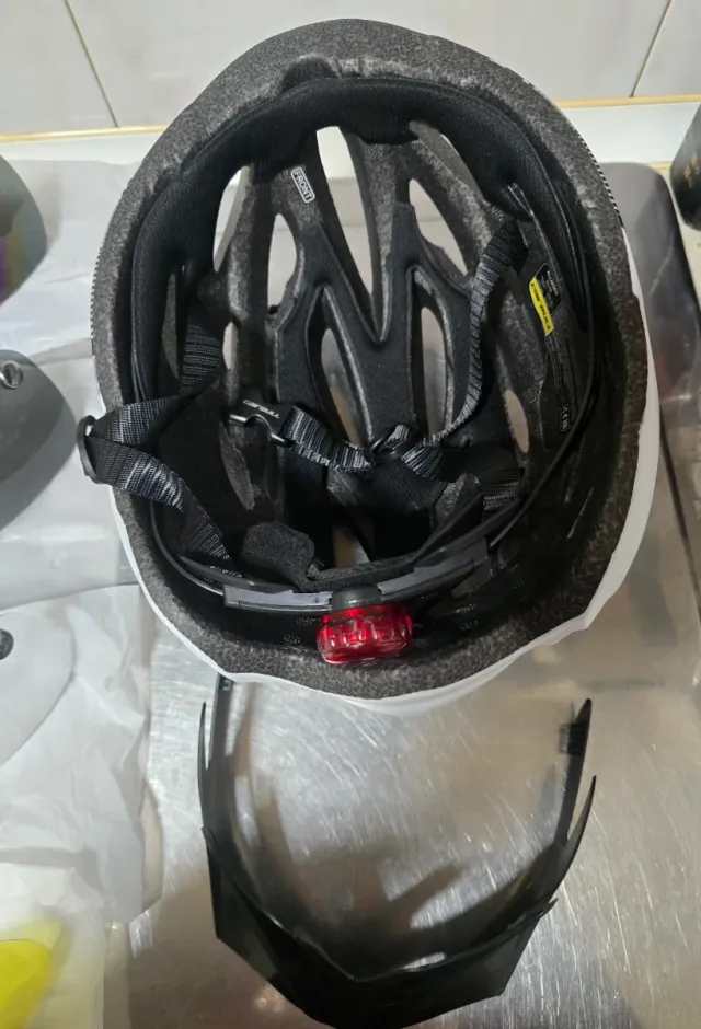 Casco de bicicleta blanco y negro