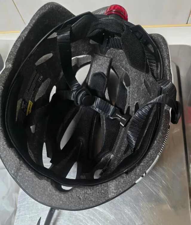 Casco de bicicleta blanco y negro