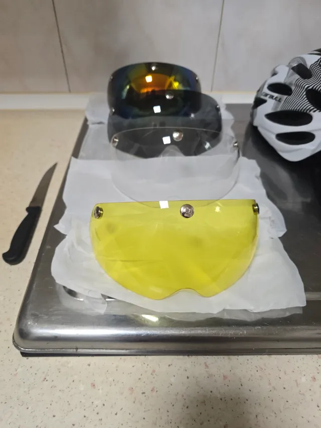 Casco de bicicleta blanco y negro