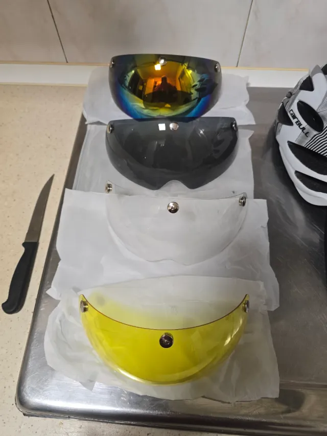 Casco de bicicleta blanco y negro