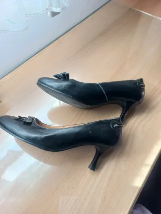 Zapatos negros de salón con lazo