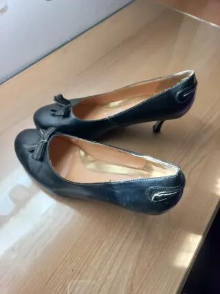 Zapatos negros de salón con lazo
