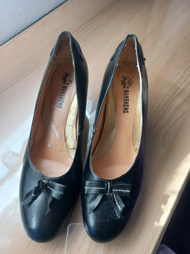 Zapatos negros de salón con lazo