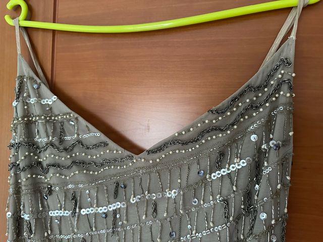 Vestido fiesta beige cubierto de pedrería