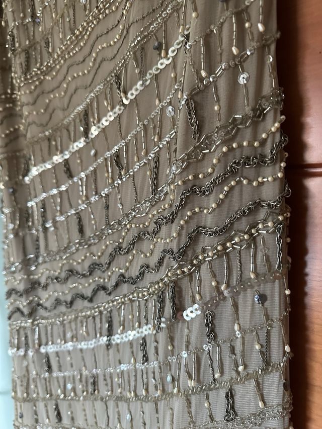 Vestido fiesta beige cubierto de pedrería