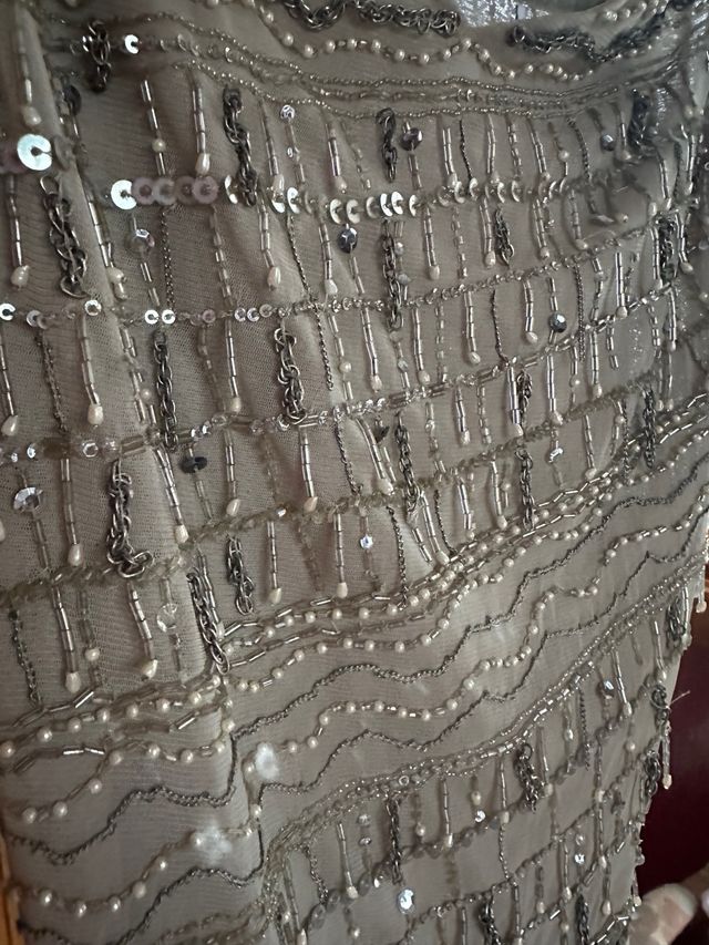 Vestido fiesta beige cubierto de pedrería