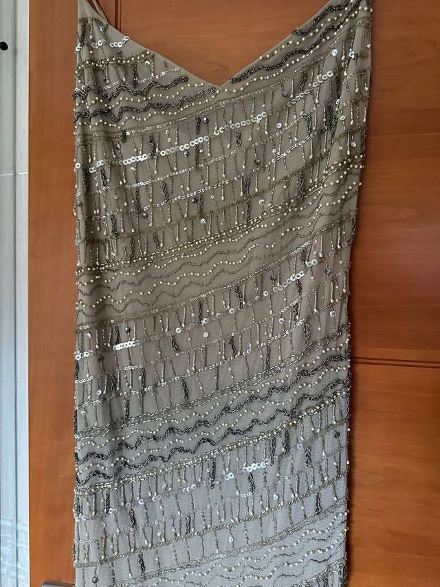 Vestido fiesta beige cubierto de pedrería