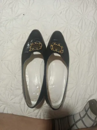 Zapatillas negras con detalle dorado