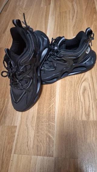 Zapatillas deportivas negras y grises