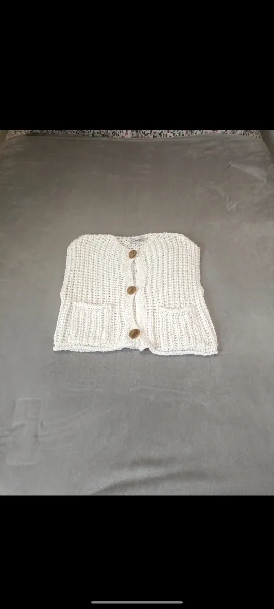 Chaleco Zara tejido botones y bolsillos