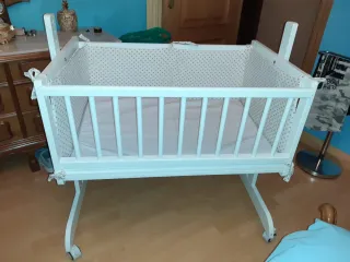 Minicuna blanca con ruedas