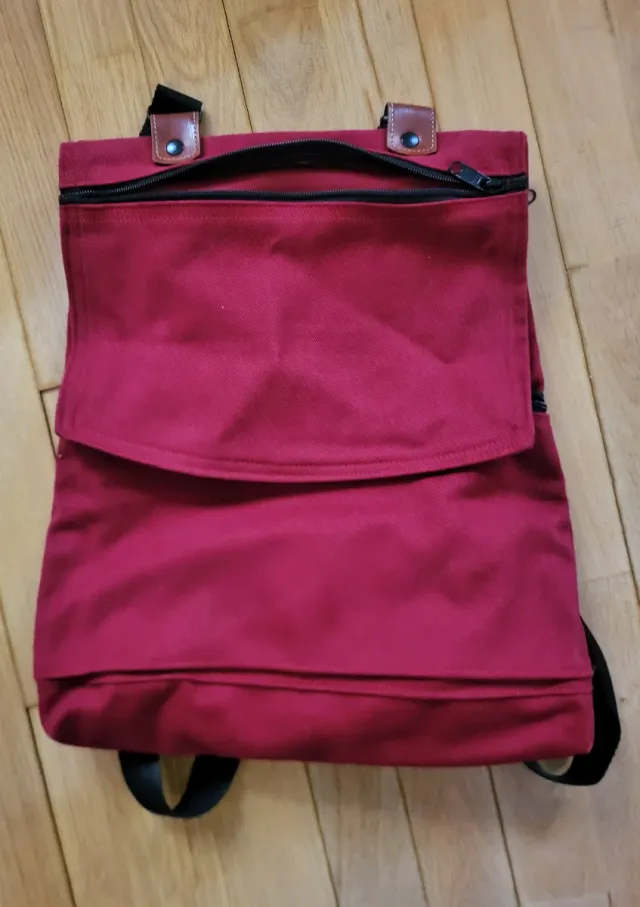 Mochila de tela roja