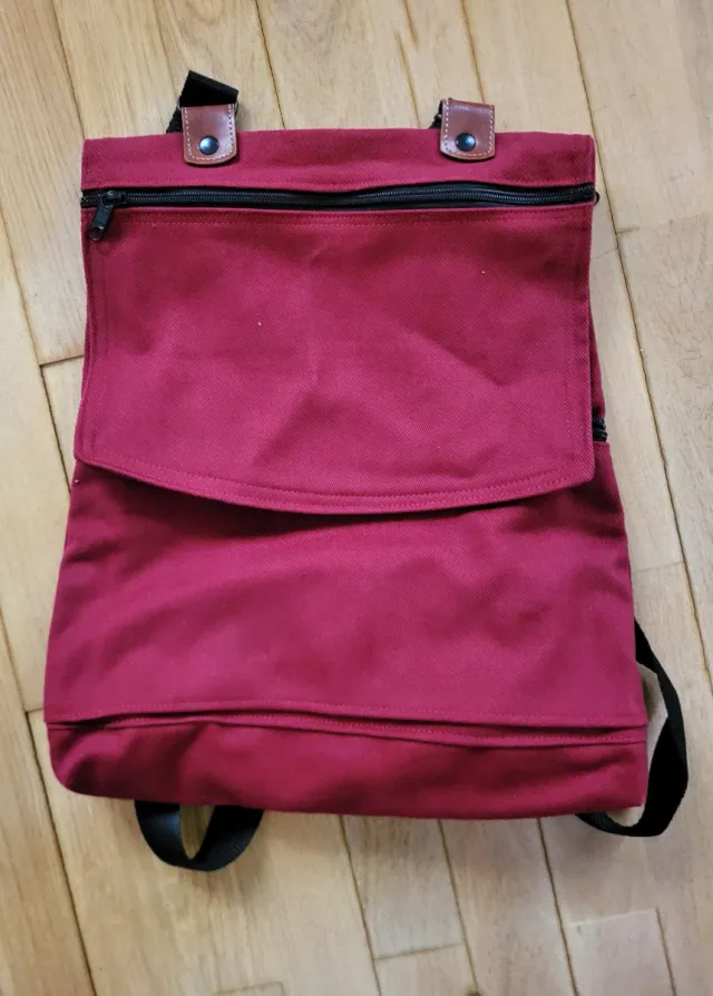 Mochila de tela roja