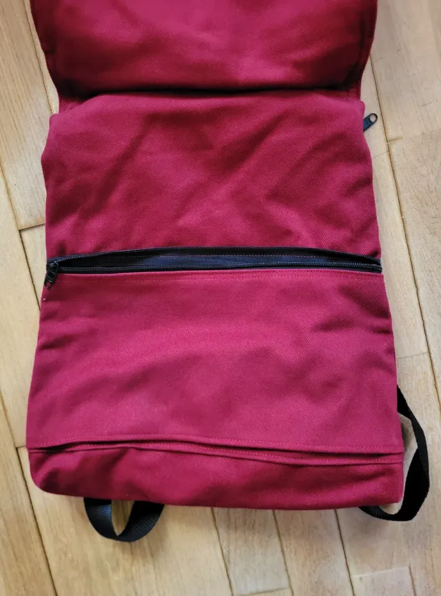 Mochila de tela roja