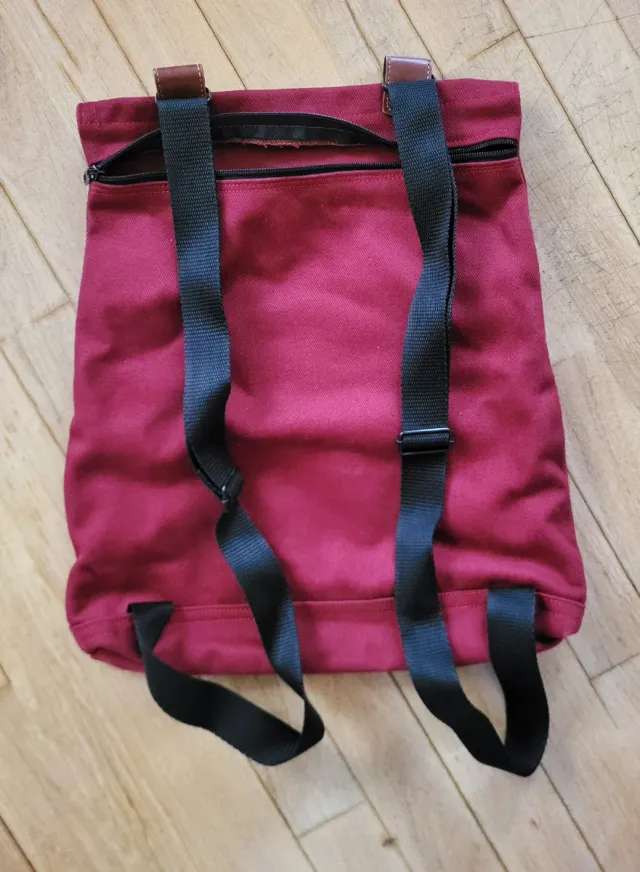 Mochila de tela roja