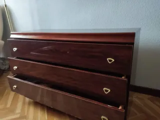 Dormitorio vintage: mesitas y cómoda: