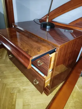 Dormitorio vintage: mesitas y cómoda: