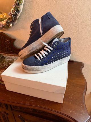 Scarpe camoscio blu con borchie argento