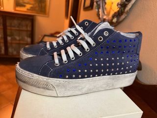 Scarpe camoscio blu con borchie argento