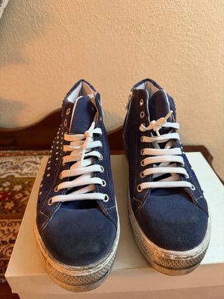 Scarpe camoscio blu con borchie argento