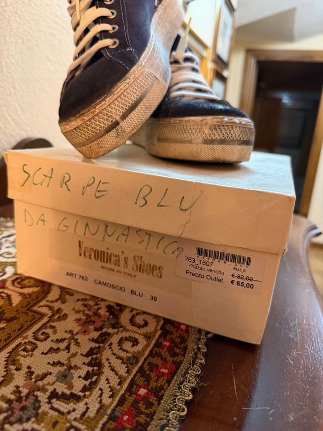 Scarpe camoscio blu con borchie argento