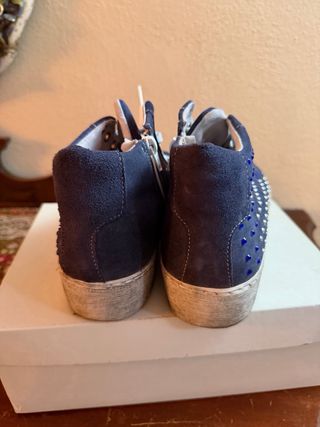 Scarpe camoscio blu con borchie argento