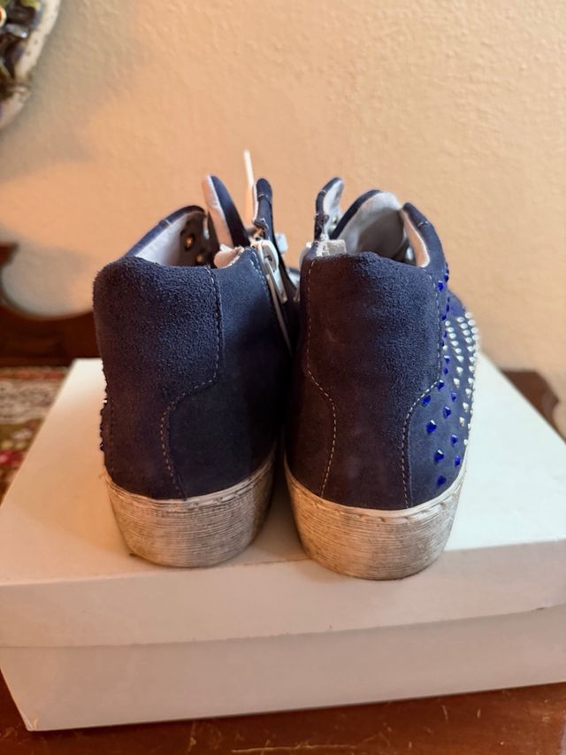 Scarpe camoscio blu con borchie argento