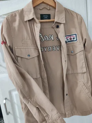 Camisa Bershka beige con parches