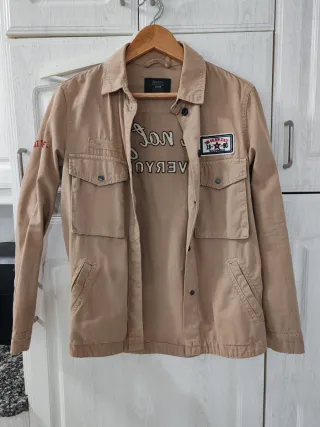 Camisa Bershka beige con parches