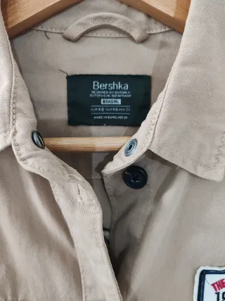 Camisa Bershka beige con parches