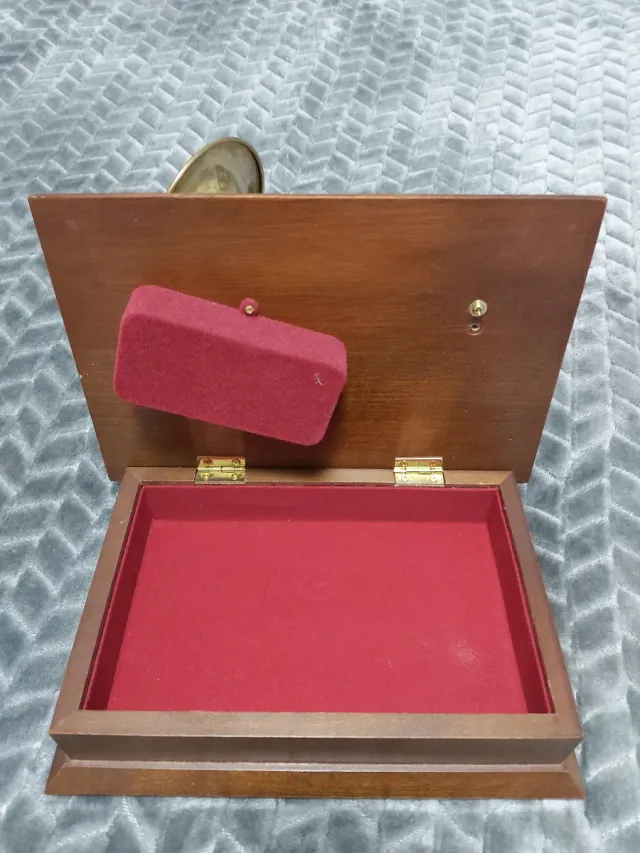 Gramófono antiguo de latón