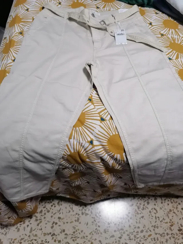Pantalón beige con cinturón nuevo Mango