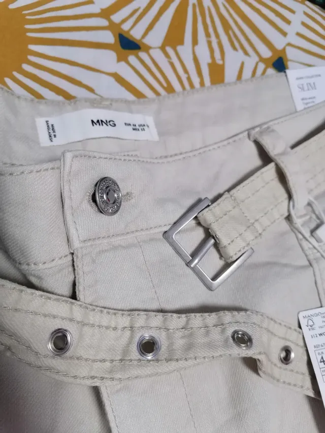 Pantalón beige con cinturón nuevo Mango