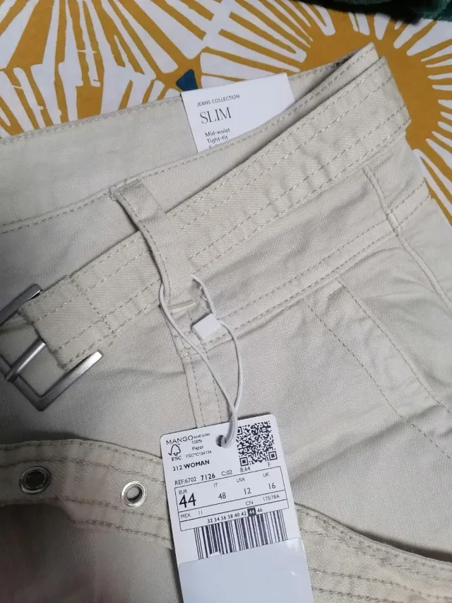 Pantalón beige con cinturón nuevo Mango