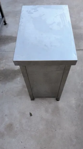 Mesa de acero con 3 cajones