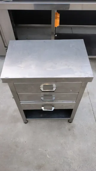 Mesa de acero con 3 cajones