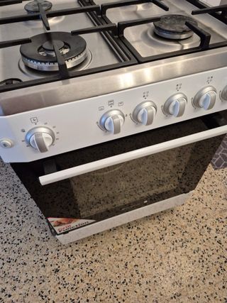 Cocina de gas 4 fuegos con horno