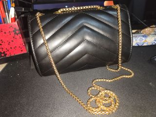 Bolso de fiesta negro con cadena dorada