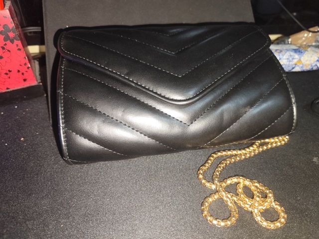Bolso de fiesta negro con cadena dorada